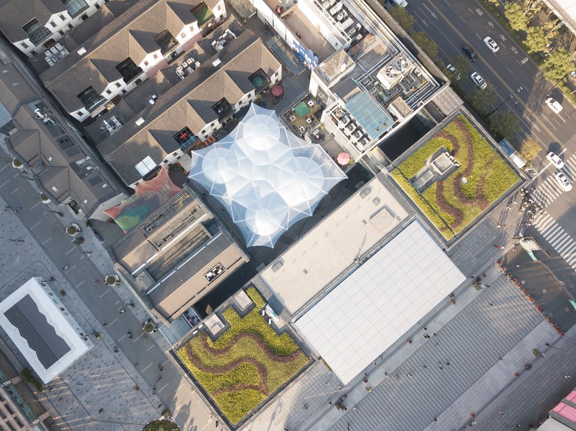 Transparent ETFE shading system for commercial plaza