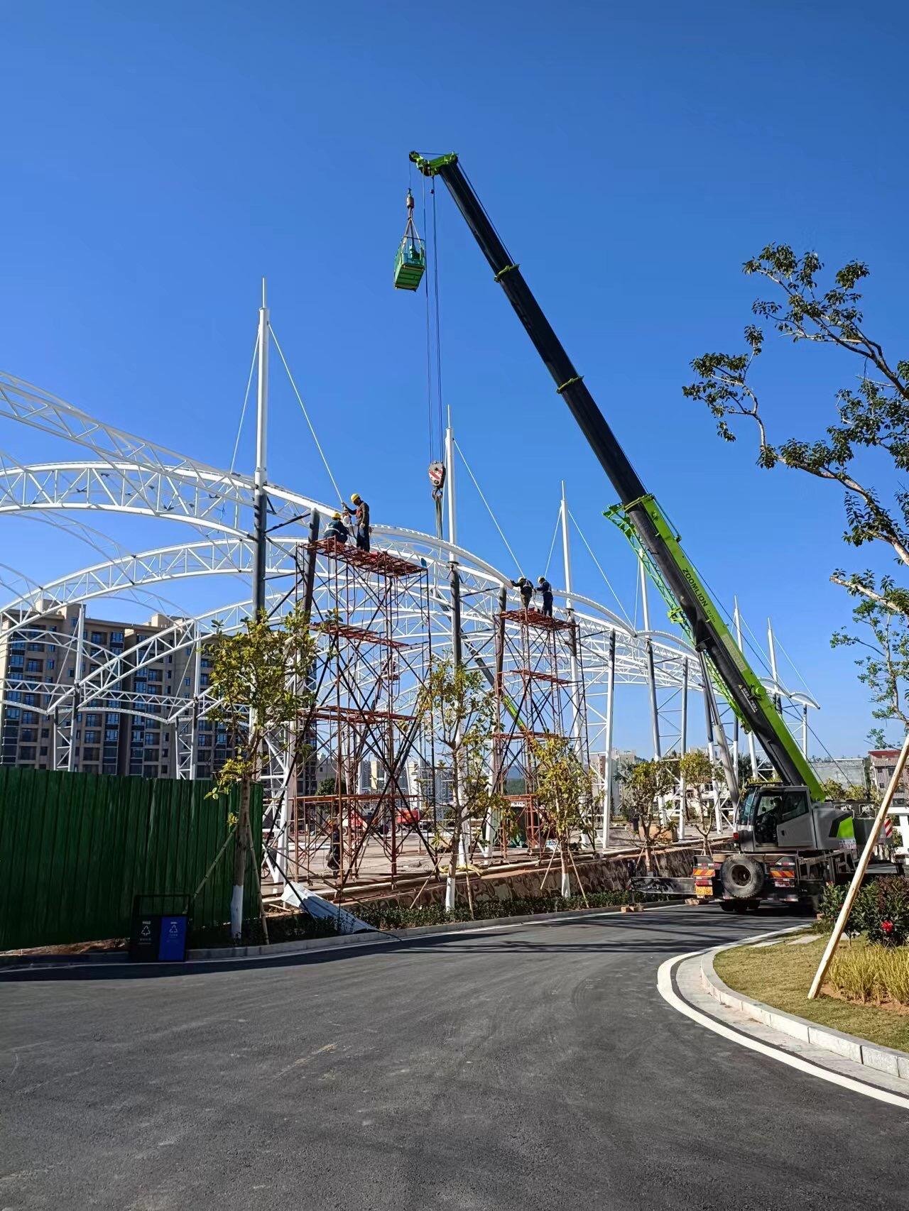Steel skeleton hoisting for large-span tennis court roof construction