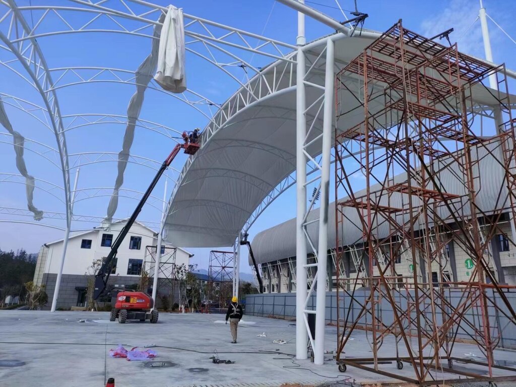 Steel skeleton hoisting for large-span tennis court roof